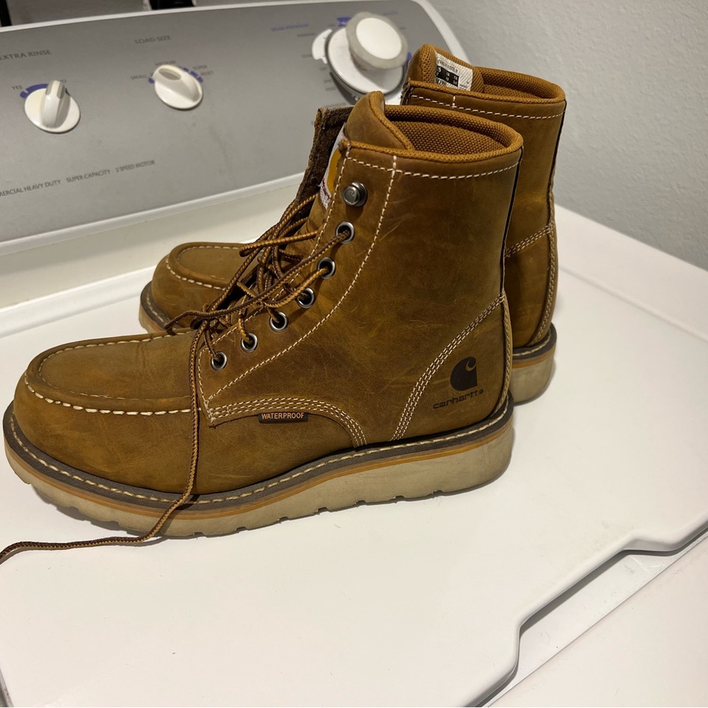 Carhartt Brown Rugged Work Boots with Lace-Up Closure